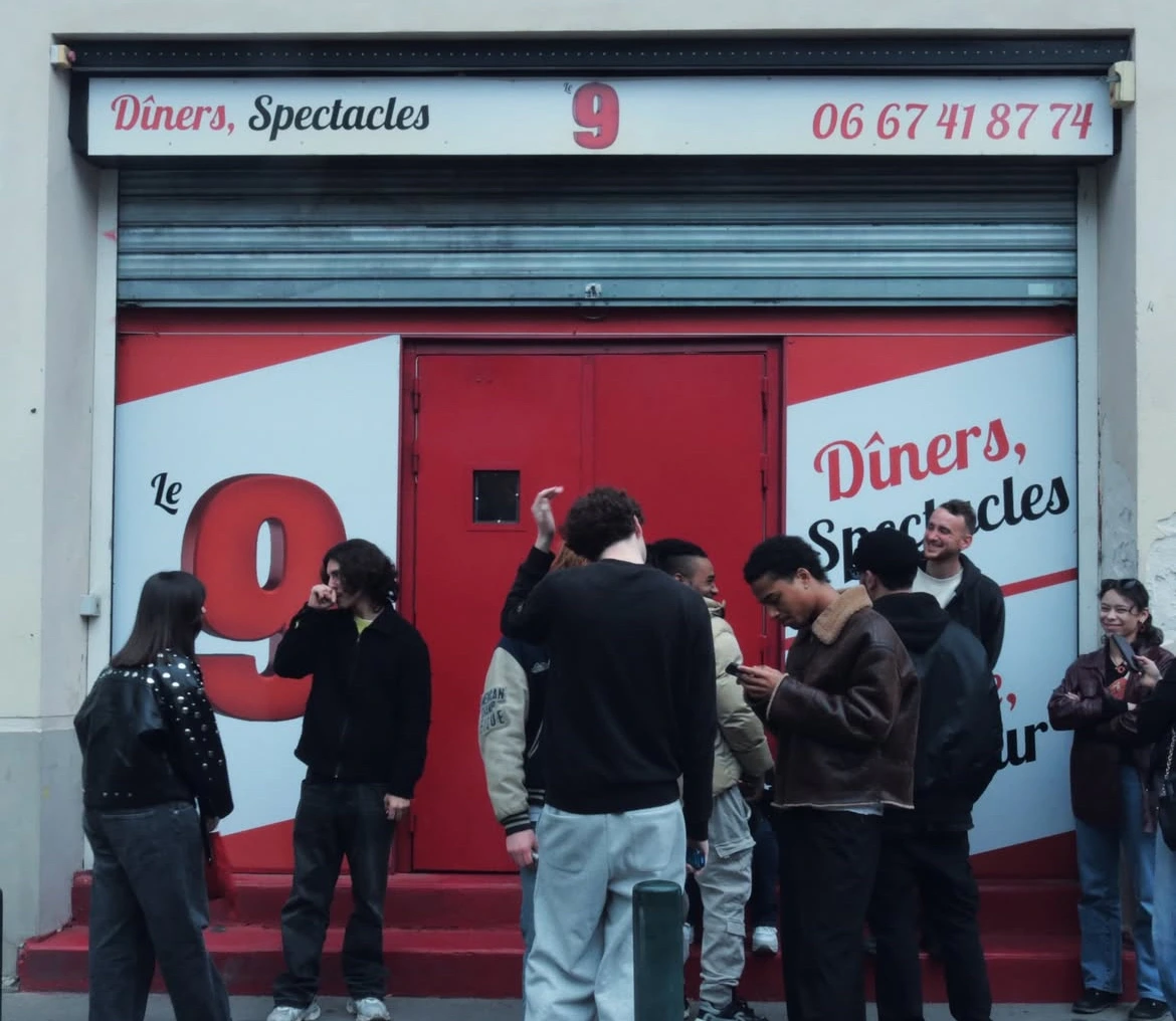 Photo galerie spectateurs devant la salle de spectacle pour la compétition tremplin rap Borderline à Toulouse